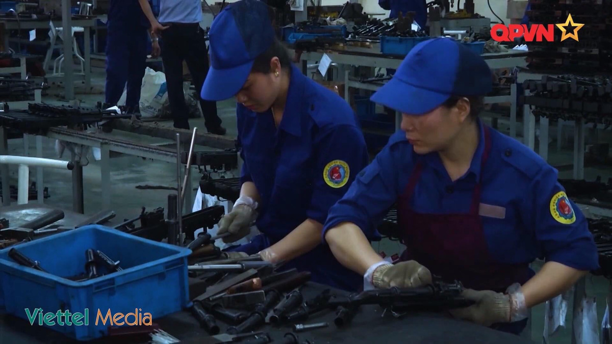 Ảnh: Những nữ nhân viên nhà máy Z-111 đang thực hiện lắp ráp các chi tiết cuối cùng để hoàn thành khẩu AKn hoàn chỉnh.