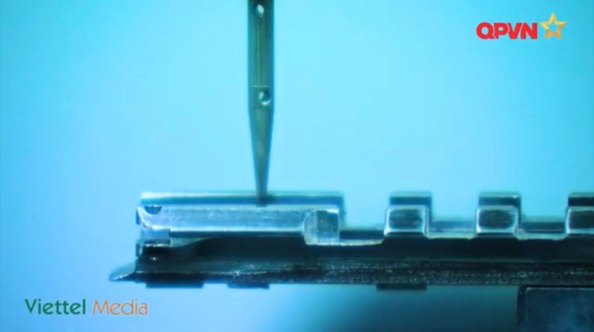 Việc được trang bị các ray Picatinny giúp súng trường tấn công STV của Việt Nam bắt kịp xu thế hiện nay của các loại súng trường tấn công hiện đại, có thể tùy biến trên đó nhiều loại trang bị như ống ngắm ngày/đêm, đèn pin, đèn laser, chân chống, súng phóng lựu kẹp nòng,… Ảnh: Thao tác cắt thép chi tiết ray Picatinny trên thân súng STV.