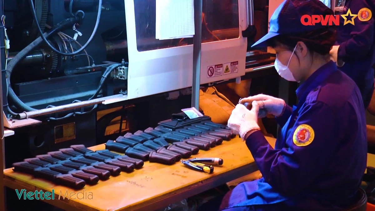 Ngoài ra, súng trường tấn công AKn kiểu mới còn trang bị thêm một bộ gá để có thể gắn kính ngắm quang học, giúp nâng cao khả năng tác chiến của người lính trên chiến trường, nhất là môi trường ban đêm. Ảnh: Tay cầm nhựa màu đen của súng AKn.