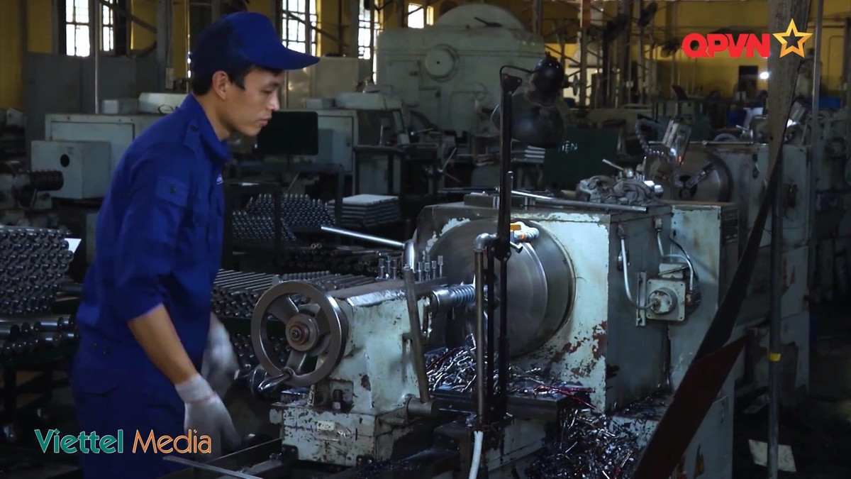 Với việc sắp tới, cả hai loại súng trường là STV-380 và AKn cùng đồng loạt được trang bị cho những chiến sĩ Việt Nam, đây có thể coi là một cách mạng súng bộ binh lớn chưa từng có trong lịch sử quân sự nước nhà. Nó sẽ giúp nâng cao đáng kể năng lực tác chiến của người lính, xứng đáng là "bộ đội cụ Hồ" trong thời đại mới, chính quy - tinh nhuệ - hiện đại. Ảnh: Rèn chi tiết súng cho súng trường bộ binh thế hệ mới tại nhà máy Z-111.