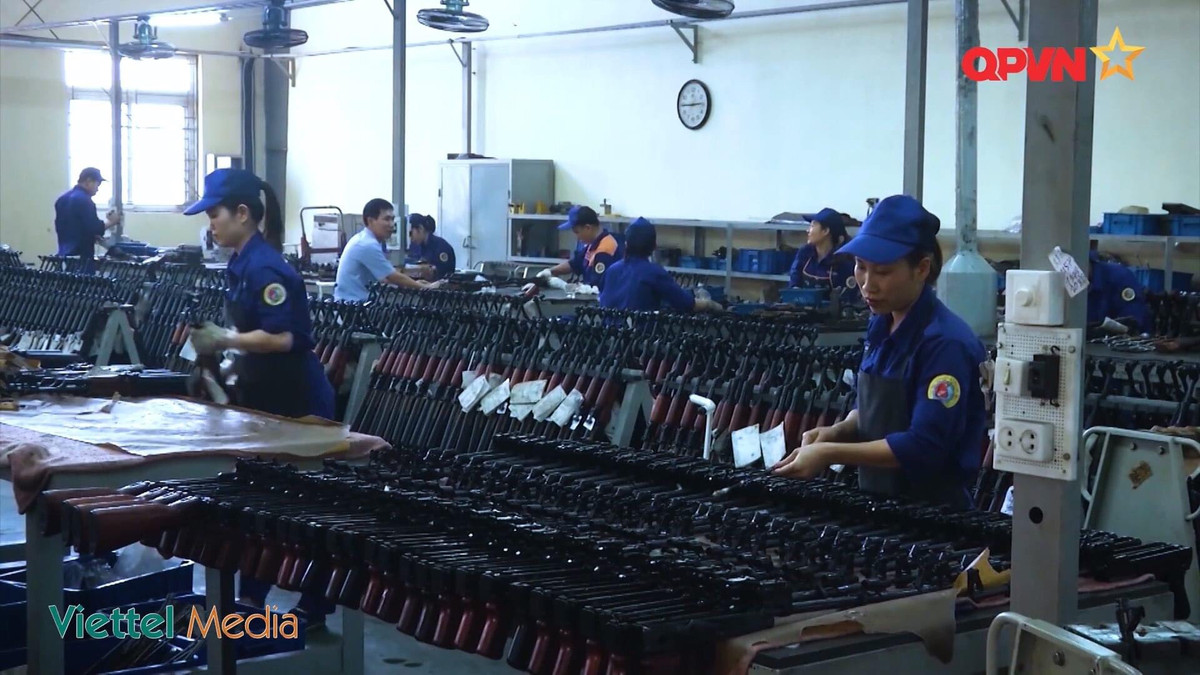 Dây chuyền sản xuất súng trường tấn công AK-47 vốn đã được nhà máy áp dụng từ lâu nên việc chuyển sang sản xuất loại AKn sẽ không gặp quá nhiều khó khăn. Hơn nữa việc chuyển đổi sang sử dụng các chi tiết nhựa đen giúp giảm trọng lượng súng đáng kể, đồng thời tạo tính thẩm mỹ, hiện đại và dễ dàng trong khâu chế tạo. Ảnh: Một lô AKn xen lẫn AK-47 vừa được nhà máy Z-111 hoàn thành.