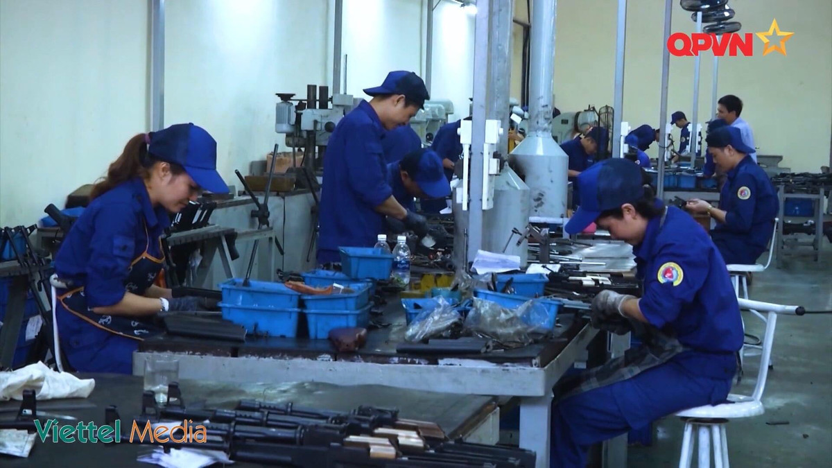 Hiện nay, nhà máy đang hoạt động với một công suất rất lớn để có thể nhanh chóng sản xuất ra những lô súng mới, đáp ứng nhu cầu thay đại trà thay thế các mẫu súng trường cũ đã được sử dụng trong quân đội ta thời gian dài, xuống cấp và không còn đảm bảo tốt về hiệu số kỹ thuật. Ảnh: Các công nhân nhà máy Z-111 đang khẩn trương lắp ráp những khẩu AKn mới. 