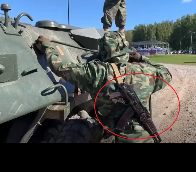 Ngoài ra, kỳ thi đấu năm nay, đội Việt Nam tiếp tục được trải nghiệm thêm súng liểu liên AK-74 được Liên Xô phát triển năm 1974 thay thế dòng súng AK. Hiện nước Nga sẵn sàng cung cấp AK-12 hay AK-74 cho bất cứ quốc gia nào, thậm chí có thể chuyển gia dây chuyền công nghệ sản xuất. Ảnh: QĐND