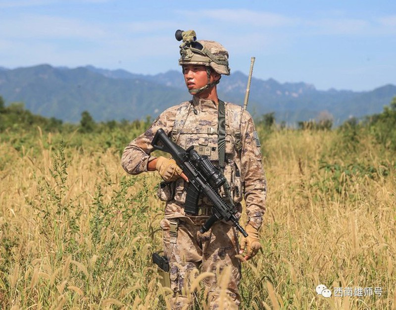 Còn Quân đội Trung Quốc giới thiệu loại súng trường tấn công mới có tên gọi QBZ-191 vào năm 2019, QBZ-191 có thiết kế tương tự như súng trường FN SCAR, một thiêt kê mô-đun nổi tiếng của lực lượng Đặc nhiệm Mỹ. QBZ-191 sử dụng đạn 5,8 mm trong kho vũ khí của PLA. Ảnh: Trang phục lính bộ binh Trung Quốc và súng QBZ-191 - Nguồn: Wikipedia.