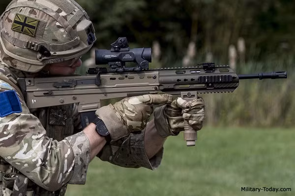 Lục quân Anh đã hợp tác với Hãng Heckler &amp; Koch (H&amp;K) để tiến hành cải tiến họ súng trường tấn công L85A2, phiên bản của súng trường tấn công bullpup SA-80, lên chuẩn SA-80A3/ L85A3; còn Lục quân Đức đã chi 20 triệu USD mua 600 khẩu súng trường tấn công HK417 và 600 khẩu súng máy MG4. Ảnh: Một lính Anh với khẩu L85A3 - Nguồn: Military today.