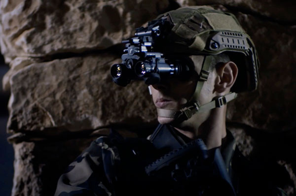 Thành phần của hệ thống SmartSight bao gồm một modul GPS và khối thiết bị định vị quán tính, la bàn và thiết bị xác định cự ly bằng laser tích hợp. Nhờ hệ thống vô tuyến chiến thuật tích hợp, SmartSight cũng có các khả năng tìm kiếm, bắt bám mục tiêu; khả năng tích họp vào hệ thống chỉ huy và điều khiển (C2). Ảnh: Hệ thống quan sát Smart Sight - Nguồn: Elbit Systems.