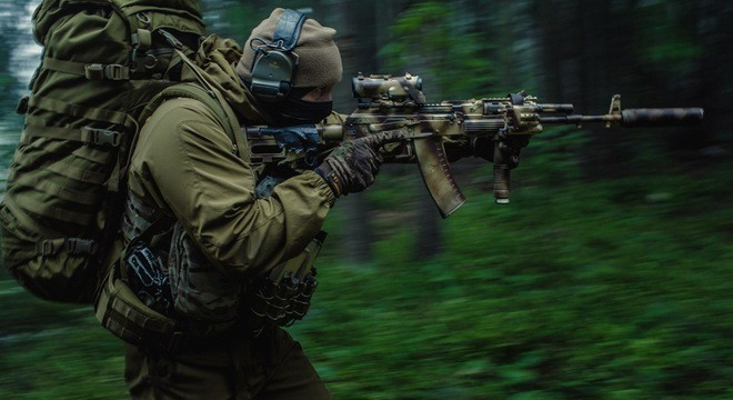 Hiện nay, quân đội các nước trên thế giới đang đẩy nhanh tiến trình hiện đại hóa vũ khí trang bị (VKTB) cho người lính bộ binh, trong đó tập trung vào cải tiến và hiện đại hóa các loại súng hiện có; phát triển các mẫu súng mới, chủ yếu là súng trường tấn công. Ảnh: Ratnik - trang bị người lính tương lai của quân đội Nga - Nguồn: Wikipedia.