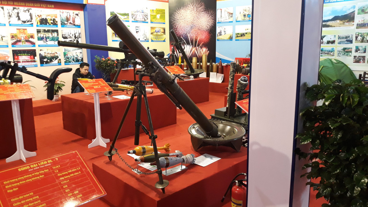 Đáng lưu tâm, khẩu súng cối 100mm nhiều khả năng là sản phẩm “made in Vietnam”. Cũng trong khuôn khổ hội chợ Việt Bắc, Tổng cục Công nghiệp Quốc phòng đã giới thiệu khẩu cối 100mm mang tên SC100TX. Ảnh: Hoàng Lê
