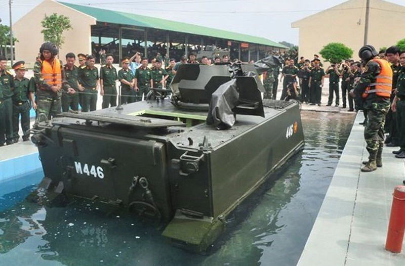 Hệ thống súng cối tự hành M113-100 được phát triển trên cơ sở sử dụng khung gầm xe thiết giáp chở quân M113 do Mỹ sản xuất từ những năm 1960. Sau ngày 30/4/1975, quân đội ta thu giữ được số lượng rất lớn các xe thiết giáp M113 và tái sử dụng cho tới hôm nay. Ảnh: QĐND