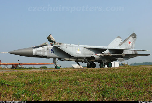 Hai năm sau khi bán 4 chiếc tiêm kích trót lọt, Silyakov đã tiếp tục ăn chặn 35.000 tấn dầu nhiên liệu bằng cách xóa chúng khỏi sổ sách với lí do chất lượng kém, sau đó bán lại với giá thị trường và bỏ túi thêm một khoản tiền khổng lồ nữa. Ảnh: Một chiếc MiG-31 của Không quân Nga.