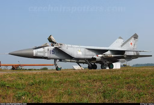 Hai năm sau khi bán 4 chiếc tiêm kích trót lọt, Silyakov đã tiếp tục ăn chặn 35.000 tấn dầu nhiên liệu bằng cách xóa chúng khỏi sổ sách với lí do chất lượng kém, sau đó bán lại với giá thị trường và bỏ túi thêm một khoản tiền khổng lồ nữa. Ảnh: Một chiếc MiG-31 của Không quân Nga.