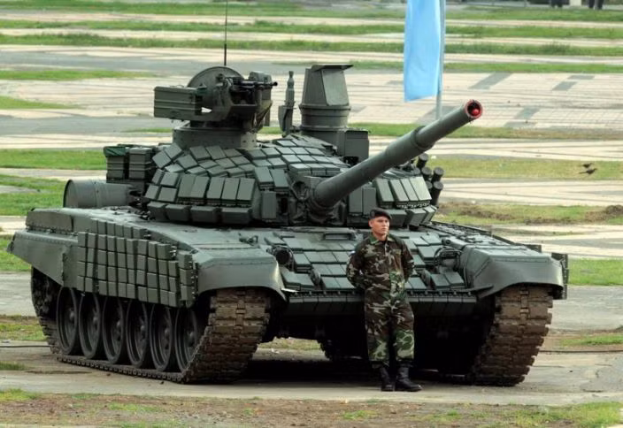 Có hàng ngàn chiếc T-72 được sử dụng trên khắp thế giới. Không có gì đáng ngạc nhiên, quân đội sử dụng nhiều xe tăng T-72 nhất vẫn là Nga, với khoảng 2.500 chiếc hiện trong biên chế chiến đấu và có khoảng 8.000 chiếc dự trữ khác. Theo Bộ Quốc phòng Nga, tính đến tháng 9/2016, khoảng một nghìn chiếc T-72 đã được nâng cấp thành các phiên bản T-72 B3.
