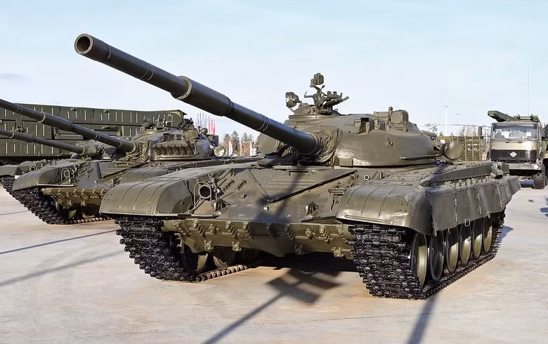 Xe tăng T-72 ra đời đáp ứng được tiêu chí của quân đội Liên Xô là sản xuất với giá thành rẻ, cấu tạo đơn giản, có thể sản xuất loạt lớn nếu điều kiện chiến tranh nổ ra. Ảnh: Xe tăng T-72 - Nguồn: Wkipedia.