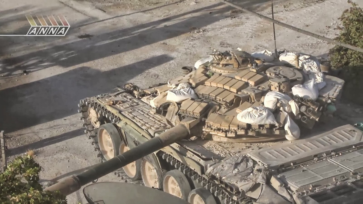 Dù ra đời đã gần 50 năm, nhưng T-72 vẫn là loại xe tăng hiện đại nhờ tiếp tục được nâng cấp và đang trong biên chế quân đội khoảng 40 nước. Nó tiếp tục có mặt tham chiến tại các điểm nóng xung đột trên thế giới. Ảnh: Xe tăng T-72 trên chiến trường Syria - Nguồn: AP