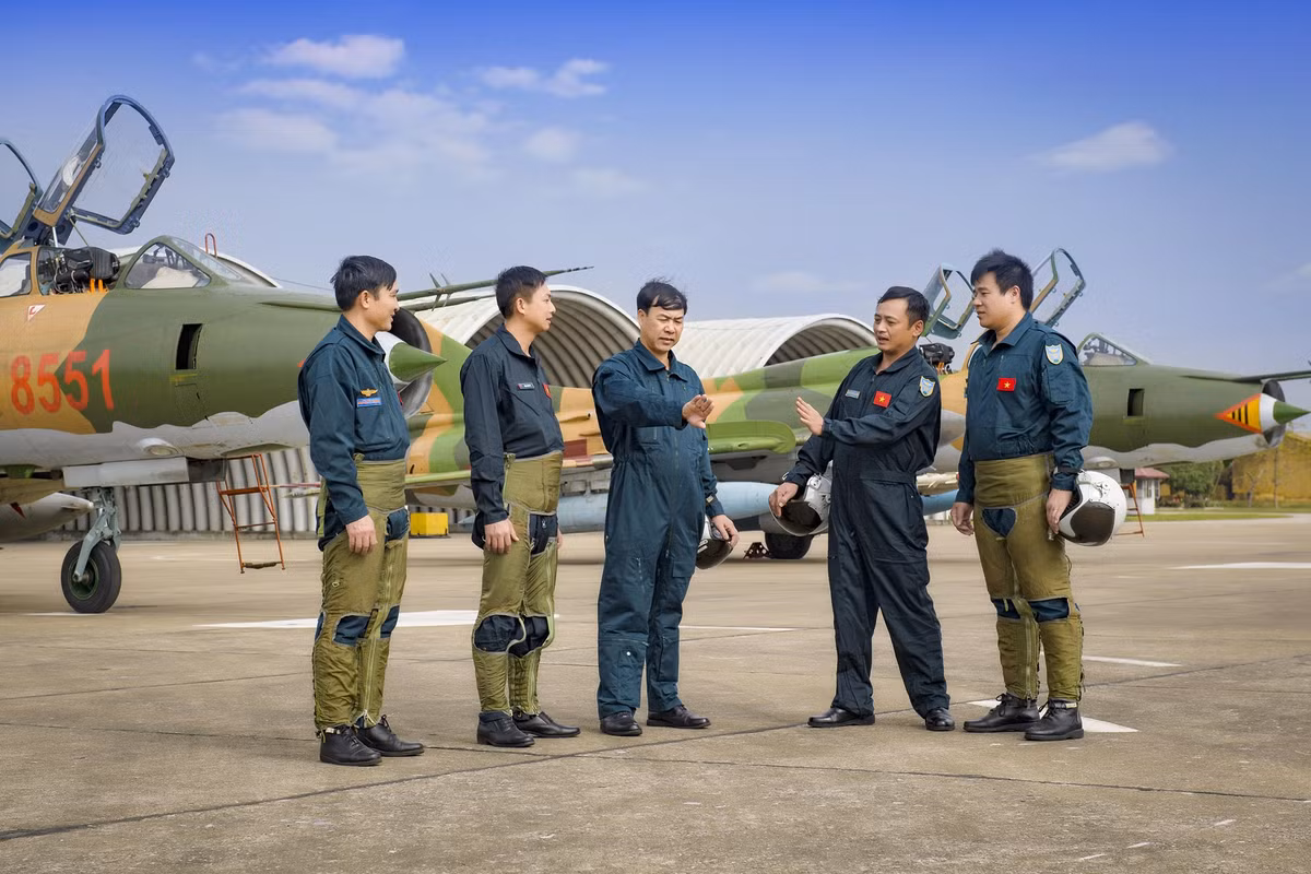 Phải gánh vác trọng trách lớn lao như vậy có thể nói hơi quá sức với "đôi cánh già" Sukhoi Su-22. Bởi nguyên bản của Su-22 được thiết kế chuyên cho cường kích mặt đất, tấn công cự ly gần, máy bay không có radar dẫn bắn vũ khí tầm xa. Thiết kế cặp cánh cụp cánh xòe khiến nó không phù hợp thực hiện động tác bay cơ động cao, phức tạp lớn như dòng tiêm kích MiG.