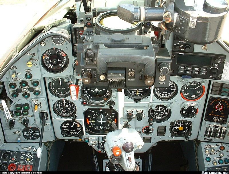 Việc thay đổi radar dĩ nhiên đi kèm với việc hiện đại hóa cabin lái của phi công, khi mà từ nay trên bảng điều khiển phải có màn hình hiện sóng. Tùy vào khách hàng, cabin của Su-22 thậm chí được nâng lên tầm mới với việc tích hợp màn hình màu LCD hiển thị tham số kỹ thuật bay.