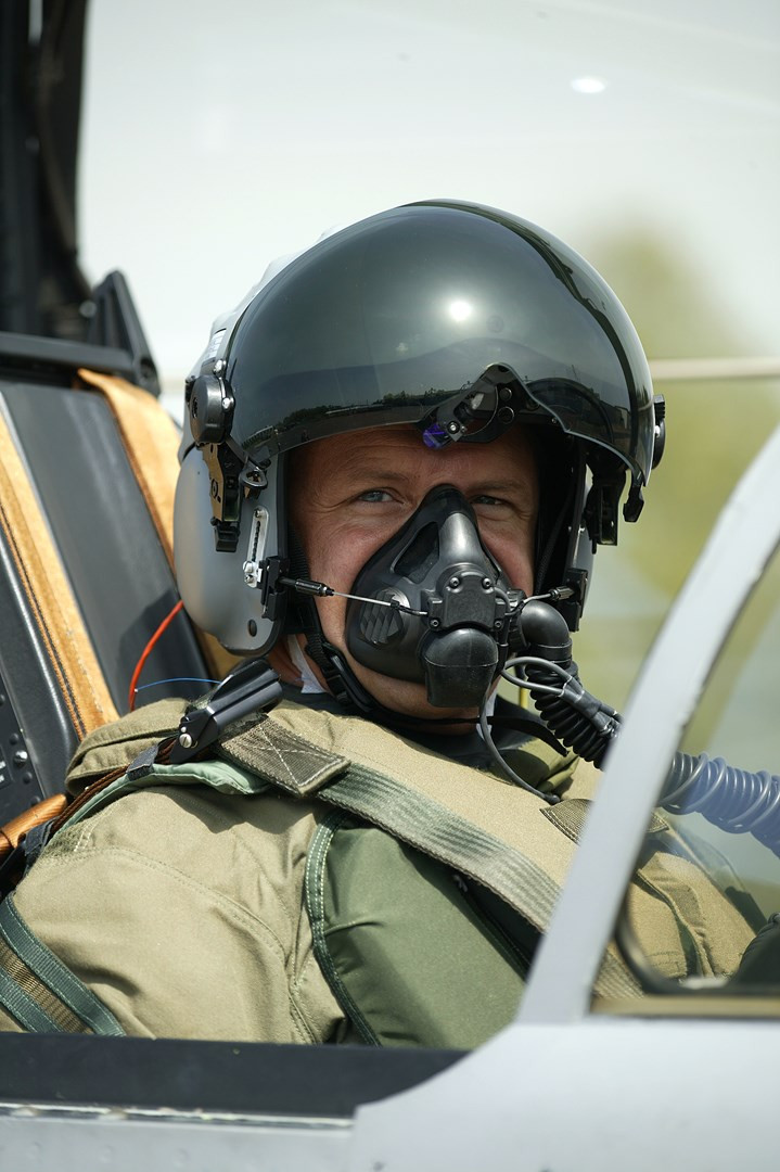 Phi công sẽ được trang bị cả hệ thống mũ bay Cobra HMD có thể hiện thị các tham số mục tiêu, cho phép khóa mục tiêu nhanh. Đây là trang bị tăng khả năng nhận thức tình huống, giúp phi công phản ứng nhanh gọn khi không chiến tầm ngắn.