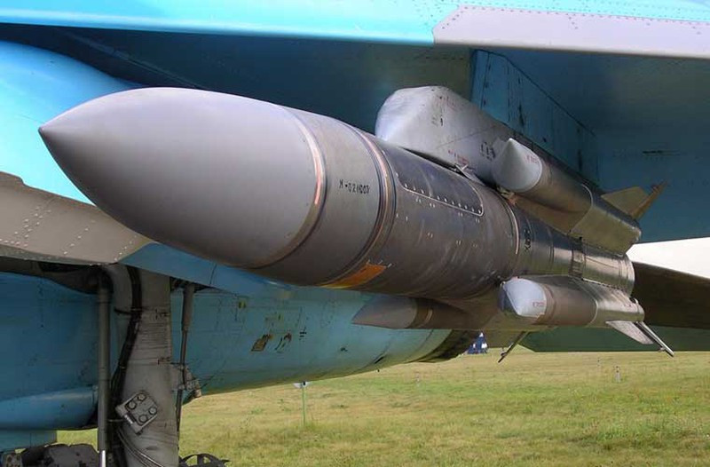 Khả năng đối đất/đối hải cũng được cải thiện khi Su-22M5 mang được tên lửa hành trình chống hạm Kh-31A (tầm bắn 70km, tối đa 2 quả).