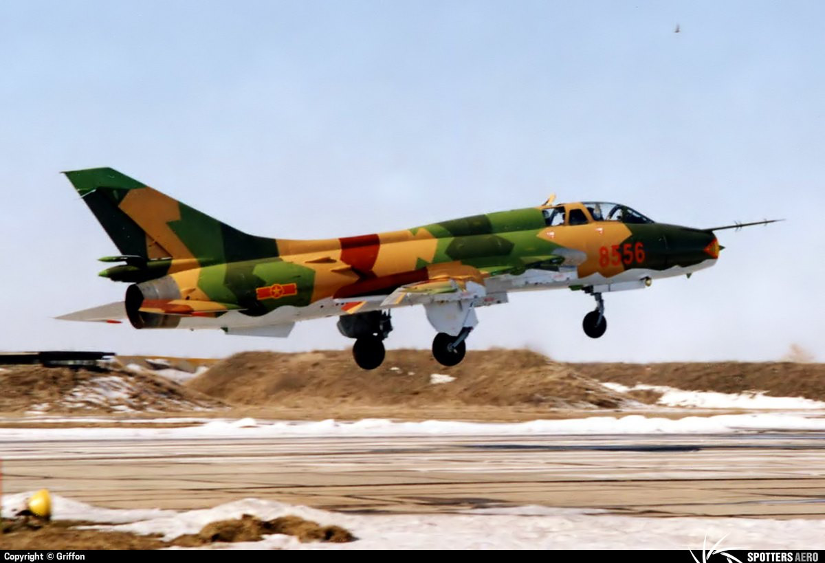 Thật may, câu trả lời là có, ít nhất là có một phương án như vậy. Chương trình nâng cấp được gọi là Su-22M5 cho phép dòng máy bay tiêm kích – bom “già nua” sở hữu khả năng tác chiến tương đương các máy bay Sukhoi Su-30MK2 hiện đại.