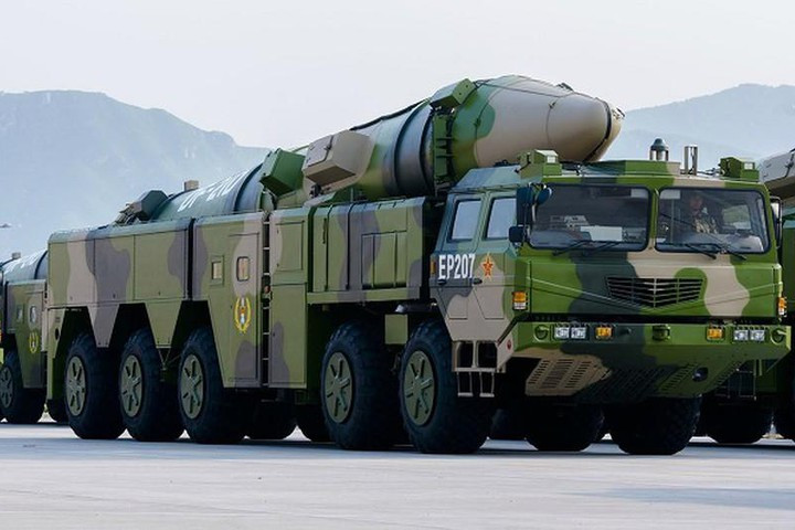 Trung Quốc cũng không có sức mạnh chiến đấu có thể sánh với đội hình tàu sân bay và máy bay chiến đấu của Mỹ; nhưng Trung Quốc đã phát triển vũ khí dẫn đường chính xác để ngăn Mỹ huy động các lực lượng quân sự này; ví dụ tên lửa đạn đạo chống hạm DF-21D được gọi là "sát thủ tàu sân bay". Ảnh: Tên lửa đạn đạo chống hạm DF-21D - Nguồn: Sina