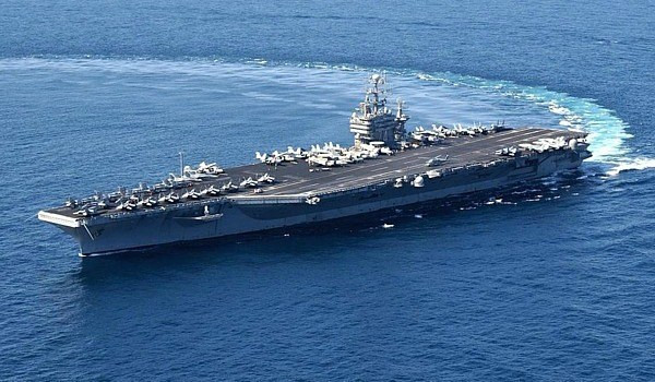 Nhưng trên thực tế là: Nếu một cuộc chiến xảy ra giữa Mỹ và Trung Quốc, những vệ tinh liên lạc và trinh sát của Mỹ sẽ ngay lập tức trở nên kém hiệu quả; các căn cứ ở đảo Guam và Nhật Bản sẽ bị tên lửa Trung Quốc làm tê liệt; máy bay chiến đấu F-35 của Mỹ cũng không thể tiếp cận được lãnh thổ Trung Quốc, bởi vì máy bay tiếp nhiên liệu cho F-35 đã bị bắn hạ. Ảnh: Tàu sân bay USS John C. Stennis đang hoạt động trên Biển Đông. Nguồn: Hải quân Mỹ.