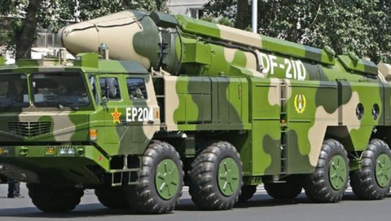 Lý do xảy ra tình huống bất lợi của quân đội Mỹ, không phải là vấn đề tình báo, hay không đủ tiền, hoặc không đủ sức mạnh kỹ thuật; đó là vì phong cách quan liêu bảo thủ của Lầu Năm góc. Như Bross đã viết "Nước Mỹ sẽ bị phục kích bởi tương lai, nếu vẫn tiếp tục giữ thói bảo thủ". Ảnh: Tên lửa đạn đạo chống hạm DF-21D, vũ khí mà Trung Quốc thường đem ra "dọa" Mỹ - Nguồn: Sina