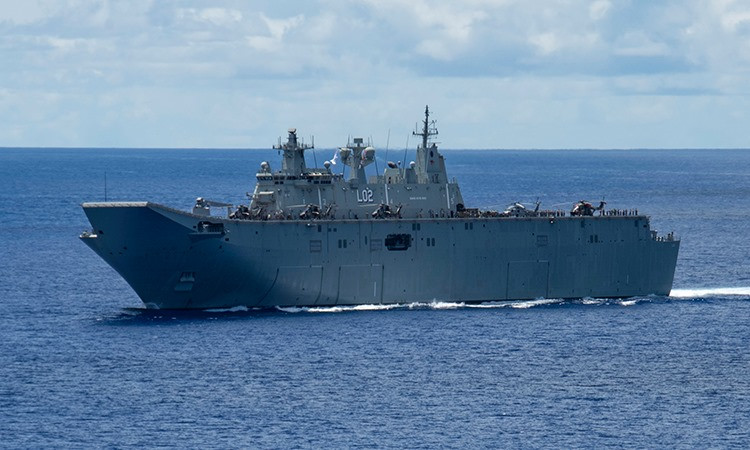 Nhóm tác chiến tàu sân bay trực thăng của Hải quân Australia đã đi qua Biển Đông trước khi tiến vào biển Philippines để tham gia cuộc tập trận chung cùng Hải quân Hoa Kỳ và Nhật Bản tổ chức tại đây. Trước đó, có thông tin rằng tàu sân bay HMS Queen Elizabeth của Hải quân Anh cũng đang được triển khai đến khu vực này nhằm đối phó với những yêu sách chủ quyền phi lý của Trung Quốc.