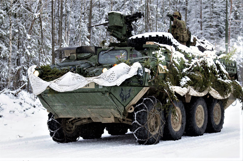 M1126 Stryker có chiều dài 6,95m, chiều rộng 2,72m, cao 3,64m, trọng lượng 16,47 tấn, tầm hoạt động 502 km, được bọc lớp giáp dày 14,5mm; sử dụng động cơ Caterpillar C7 công suất 350 mã lực, đạt vận tốc 97 km/giờ khi di chuyển trên địa hình bằng phẳng, có thể được trang bị lớp giáp lồng để đối phó với súng chống tăng RPG. Ảnh: M1126 Stryker được thiết kế để hoạt động trong mọi điều kiện thời tiết - Nguồn: strategic-bureau.com1.