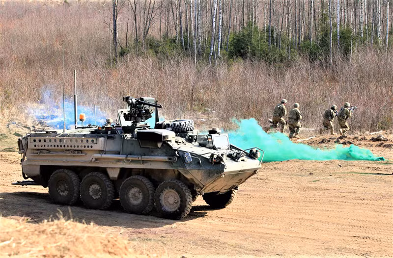 Xe bọc thép tám bánh M1126 Stryker là thành viên của dòng xe Stryker có nguồn gốc từ LAV III (Canada), được General Dynamics Land Systems Canada sản xuất cho Quân đội Mỹ, bắt đầu được biên chế từ tháng 10/2003. Ước tính, có khoảng 4.900 chiếc Stryker đã được sản xuất. Ảnh: M1126 Stryker trong một buổi diễn tập - Nguồn: strategic-bureau.com