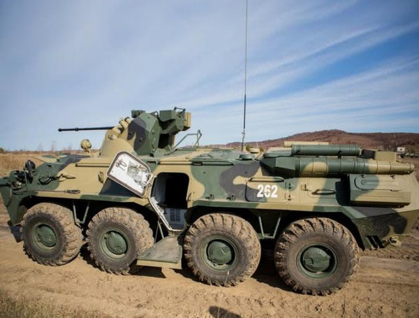 BTR-82A được thiết kế trên cơ sở khung gầm BTR-80A, nhưng có tính năng kỹ-chiến thuật cao gấp 2 lần. Xe sử dụng lớp giáp cải tiến, có khả năng chống đạn 14,5 mm; thân xe được thiết kế với vật liệu sợi tổng hợp, đem lại khả năng chống đạn, cũng như các thiết bị nổ tự tạo và mìn tốt hơn. Ảnh: ACV BTR-82A - Nguồn: Wikipedia.