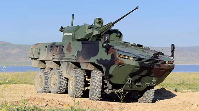 ARMA là loại xe chiến đấu bọc thép bánh lốp modul, bánh lốp cấu hình 8x8 do Hãng Otokar của Thổ Nhĩ Kỳ phát triển và sản xuất. Khung gầm của loại xe bọc thép này có thể sử dụng cho nhiều mục đích khác nhau: Chở quân, chiến đấu, chi viện hỏa lực, vận tải, chỉ huy, thông tin liên lạc... Phiên bản chở quân có kíp lái 2 người và chở tối đa 12 binh sỹ. Ảnh: ACV ARMA - Nguồn: armyrecognition