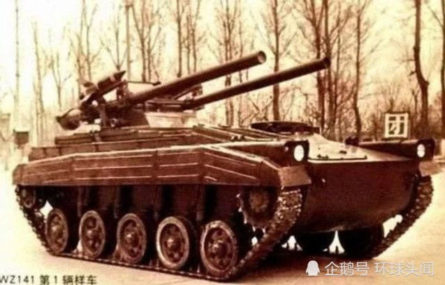 Trung Quốc là quốc gia đi sau trong phát triển lực lượng ĐBĐK, họ bắt đầu phát triển mẫu xe thiết giáp nhảy dù đầu tiên vào năm 1975, bảy năm sau khi chiếc BMD-1 đã đi vào sản xuất. Thiết kế được tiến hành trong thập niên 1970; đến năm 1980, các nguyên mẫu đầu tiên được trao cho lực lượng ĐBĐK để tiến hành thử nghiệm. Ảnh: Xe chiến đấu nhảy dù WZ141 do Trung Quốc chế tạo vào thập niên 1980 - Nguồn: Sina.