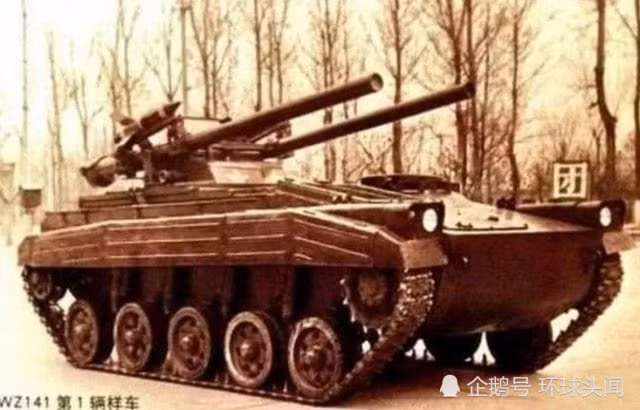 Trung Quốc là quốc gia đi sau trong phát triển lực lượng ĐBĐK, họ bắt đầu phát triển mẫu xe thiết giáp nhảy dù đầu tiên vào năm 1975, bảy năm sau khi chiếc BMD-1 đã đi vào sản xuất. Thiết kế được tiến hành trong thập niên 1970; đến năm 1980, các nguyên mẫu đầu tiên được trao cho lực lượng ĐBĐK để tiến hành thử nghiệm. Ảnh: Xe chiến đấu nhảy dù WZ141 do Trung Quốc chế tạo vào thập niên 1980 - Nguồn: Sina.