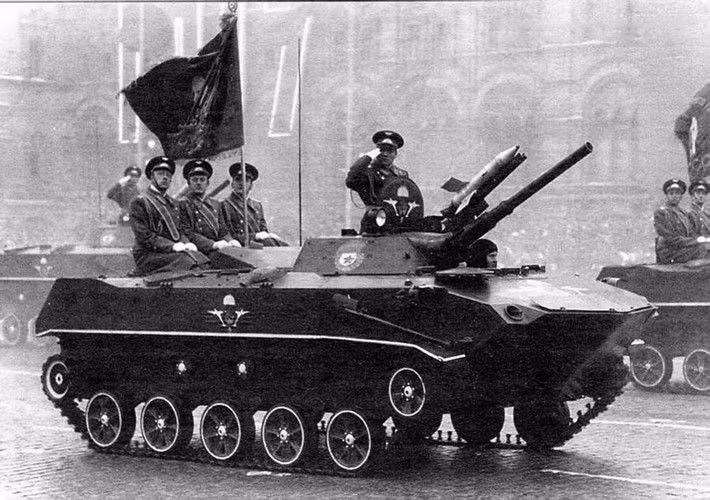 Vũ khí trang bị trên chiếc BMD-1 tương tự như người anh em trên mặt đất là chiếc BMP-1 với một pháo 73 mm nòng trơn, 1 đại liên 7,62mm đồng trục, 1 bệ phóng tên lửa chống tăng 9M14 Malyutka dẫn bằng dây theo nguyên lý 3 điểm. Ảnh: Xe chiến đấu nhảy dù BMD-1 diễu hành trên Quảng trường Đỏ - Nguồn: TASS.