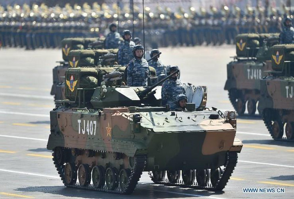 Dựa trên mẫu BMD-3, Trung Quốc đã phát triển chiếc AIFV của riêng mình có ký hiệu ZBD-03. Thiết kế của ZBD-03 có thể được xem như là một thiết kế khá cổ điển, tương tự như mẫu xe chiến đấu bộ binh BMP-1 của Liên Xô. Ảnh: Xe chiến đấu nhảy dù ZBD-03 diễu hành mừng quốc khánh Trung Quốc. Ảnh: Sina.