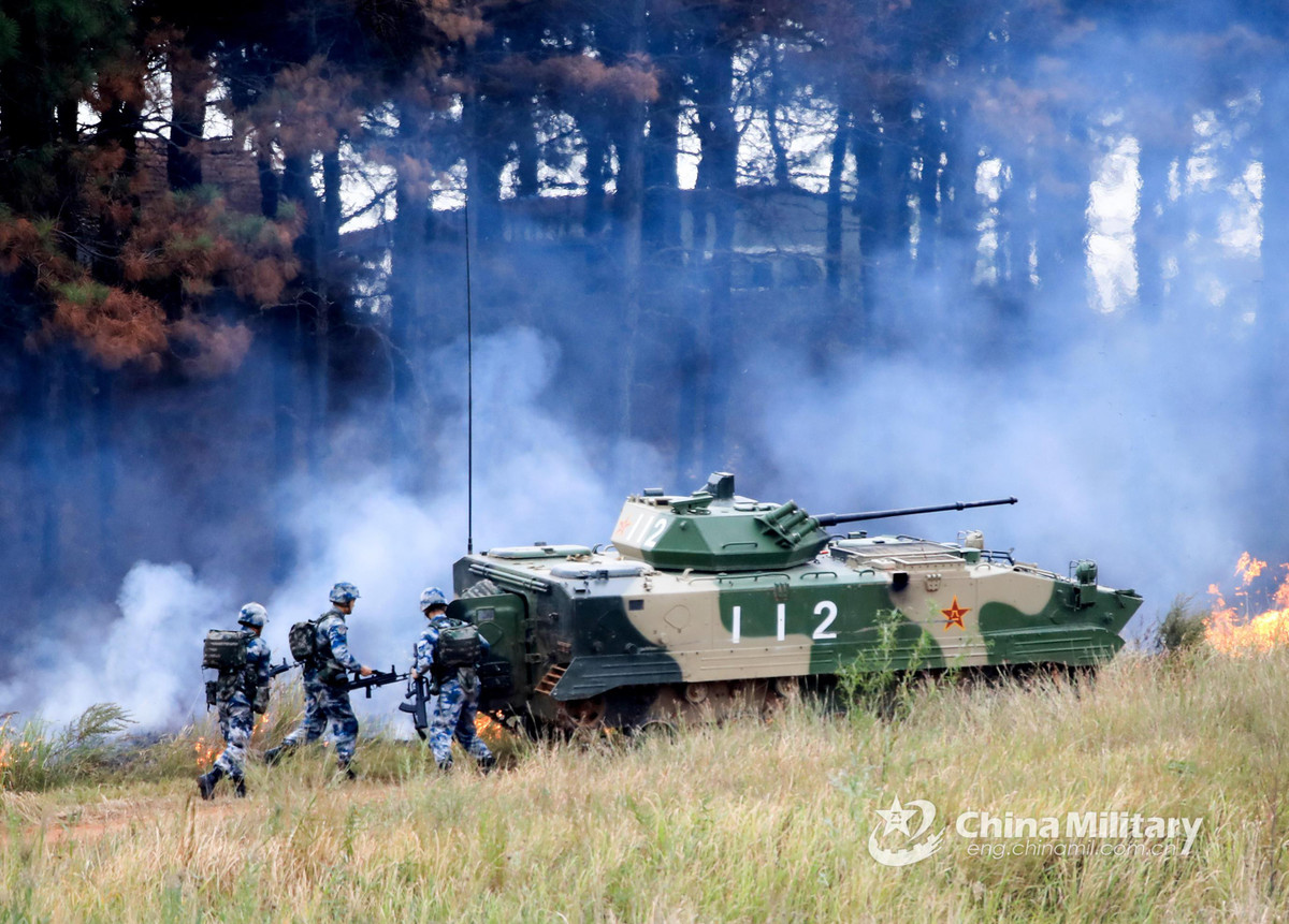 Đánh giá tổng thể, chiếc ZBD-03 so sánh với những chiếc BMD-3/4 của Nga đều kém hơn rất nhiều về khả năng kỹ, chiến thuật cũng như hỏa lực; tên lửa chống tăng của ZBD-03 khó có khả năng tiêu diệt các loại xe tăng chủ lực thế hệ mới như T-90 của Nga, M1A1 Abram của Mỹ hay Type-90 của Nhật Bản; ngoại trừ khẩu pháo 30 mm có thể tương đương với các mẫu pháo của nước ngoài. Ảnh: Lực lượng ĐBĐK Trung Quốc tập luyện với ZBD-03 - Nguồn: Sina.