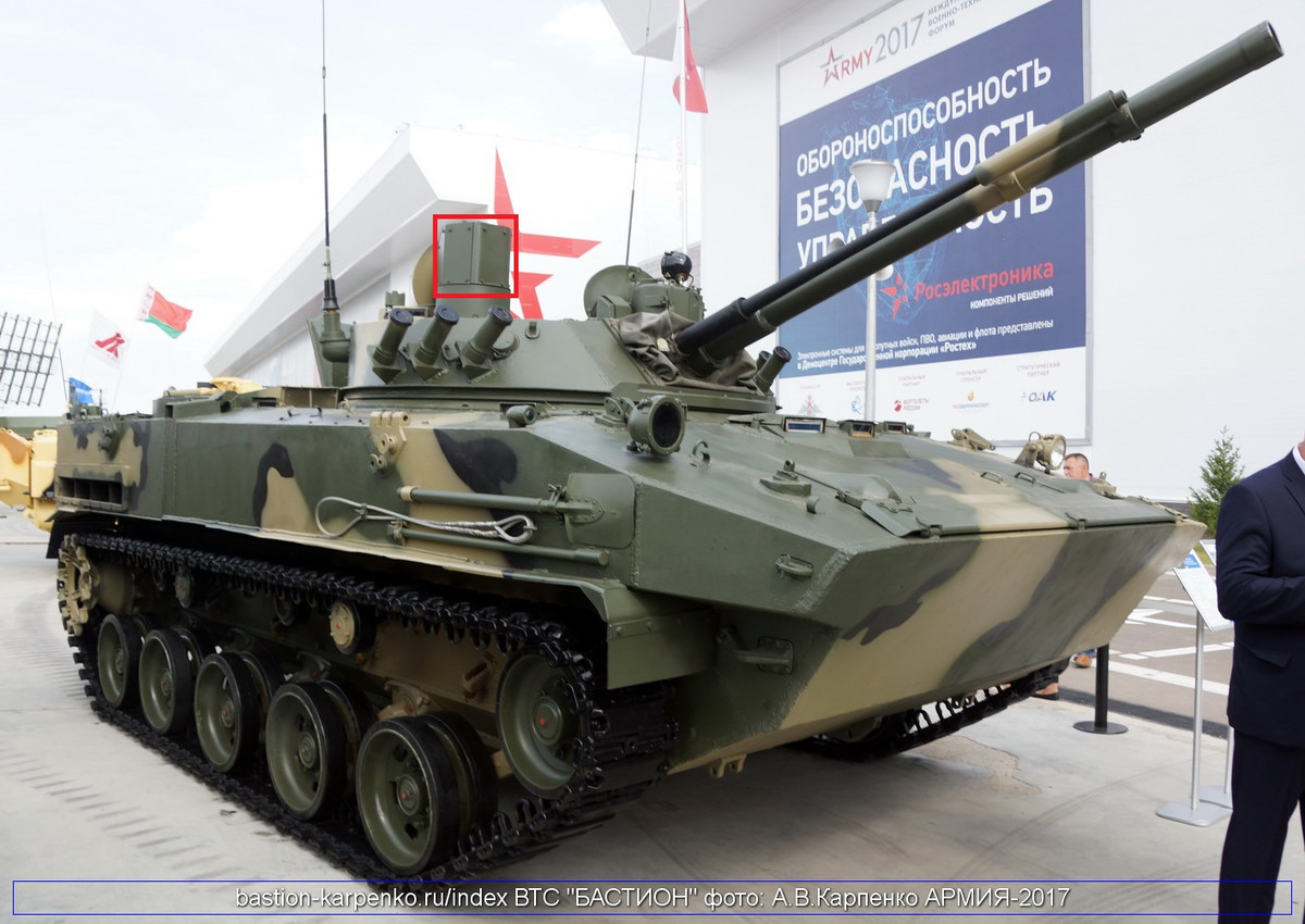 BMD của Nga cũng sở hữu thiết bị quan sát và phát hiện vượt trội; BMD mới nhất trong biên chế của quân đội Nga là BMD-4M được trang bị hệ thống quan sát toàn cảnh thế thệ mới nhất, có tính năng vượt trội so với các thiết bị quan sát trang bị trên IFV của Nga hiện nay. Ảnh: Hệ thống quan sát toàn cảnh ổn định trên hai mặt phẳng (đánh dấu ô vuông màu đỏ) của BMD-4 - Nguồn: TASS.