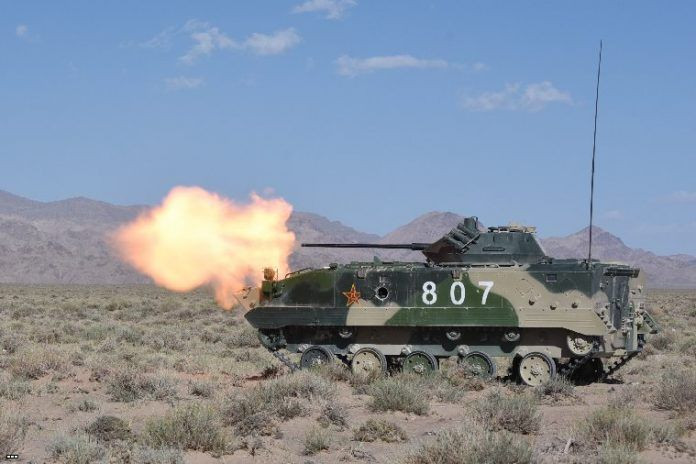 Vũ khí của ZBD-03 là kém xa so với loạt BMD; các nhà thiết kế Trung Quốc cho rằng khẩu pháo tự động 30mm gắn trên chiếc ZBD-03 tương đương với khẩu pháo 2A72 của Nga. Tuy nhiên khẩu 2A72 được coi là kém hơn nhiều so với khẩu pháo tự động 2A42, do không có loa giảm giật. Xe chiến đấu nhảy dù ZBD-03 bắn đạn thật. Ảnh: Sina.