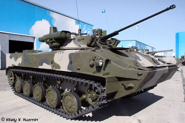 Trong khi đó, tất cả BMD của Nga từ BMD-1P (được đưa ra vào biên chế năm 1977) về sau đều trang bị ATGM thế hệ 2 như 9M111 Fagot và 9M113 Konkurs. Chiếc BMD-4 mới nhất có thể bắn tên lửa phóng qua nòng 9M117; đạn của tổ hợp 9M117 Bastion có khả năng xuyên qua 600 mm thép đồng nhất (RHA). Ảnh: Xe chiến đấu BMD-3 của Nga với các ống phóng tên lửa chống tăng hai bên tháp pháo - Nguồn: TASS.