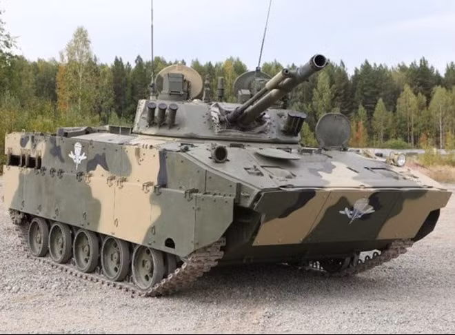 Tất cả các xe dòng BMD, ngoại trừ BMD-2/3 sử dụng 2A42 làm vũ khí chính; những chiếc BMD còn lại sử dụng khẩu 2A72 là vũ khí phụ cho pháo chính 2A70 có cỡ nòng 100mm. Về cơ số đạn, chiếc ZBD chỉ có 350 viên đạn cho pháo 30mm, nhưng với chiếc BMD-4, cơ số đạn chiến đấu của xe là 860 viên cho cả hai loại pháo. Ảnh: Xe BMD-4 - Nguồn. TASS.