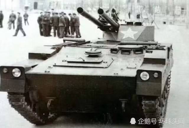 Mẫu thử nghiệm WZ141 lắp hai pháo không giật ĐKZ và hai tên lửa HJ-73 (một biến thể của tên lửa Liên Xô 9M14 Malyutka) bên trên 2 khẩu pháo này. Tuy nhiên, các sự kiện chính trị dẫn đến việc hủy bỏ dự án WZ141 và việc sử dụng AIFV của Trung Quốc sẽ tiếp tục trì trệ cho đến những năm 1990. Ảnh: Xe chiến đấu nhảy dù WZ141 do Trung Quốc chế tạo vào thập niên 1980 - Nguồn: Sina.