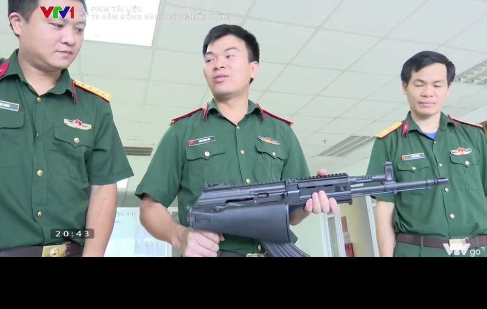 Súng sử dụng hộp khoá nòng kiểu Galil Ace nhưng lại có nhiều điểm tương đồng với mẫu AK-12/15 của Nga thiết kế. STV-410 trang bị một báng nhựa kiểu AKM có thể gấp sang bên phải thân súng, sử dụng cơ cấu giữ nắp hộp khoá nòng bằng cần gạt kiểu mới, ốp lót tay chế tác cực kỳ hoàn thiện đồng thời có cả ray Picatinny chạy dài trên lưng súng từ cuối nắp hộp khoá nòng đến hết ốp lót tay trên, ốp lót tay dưới cũng có ray Picatinny để gắn phụ kiện như tay cầm phụ, giá đỡ hoặc súng phóng lựu kẹp nòng. Ảnh: STV-410 trong trạng thái gấp báng - Nguồn: Phim tài liệu "75 đồng hành cùng đất nước" VTV1.