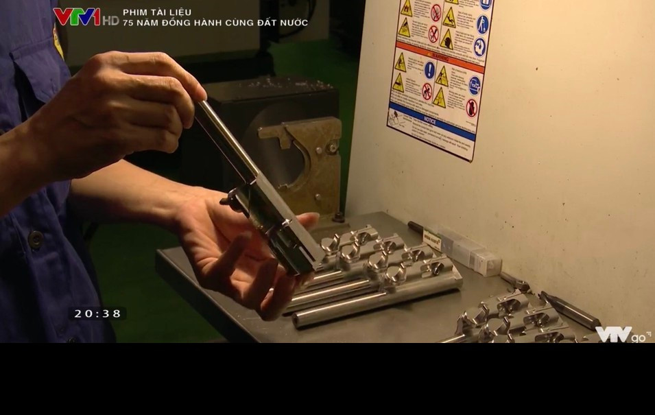 Có thể nói rằng, những thành tựu mà nhà máy Z-111 đạt được hôm nay là một bước tiến vượt bậc và vô cùng to lớn, đưa Việt Nam vào kỷ nguyên tự chủ hoàn toàn sản xuất súng bộ binh trang bị cho quân đội, hướng tới tương lai tự thiết kế các mẫu mới, giúp đáp ứng tốt yêu cầu nhiệm vụ hiện đại hoá trang bị của người lính, phù hợp với cuộc chiến tranh công nghệ cao. Đây chính là công sức ngày đêm nỗ lực, rèn luyện và phấn đấu sản xuất của cán bộ công nhân nhà máy, luôn hoạt động hết mình vì sự nghiệp chung của Tổ quốc. Ảnh: Khoá nòng của súng STV do nhà máy Z-111 chế tạo - Nguồn: Phim tài liệu "75 đồng hành cùng đất nước" VTV1.
