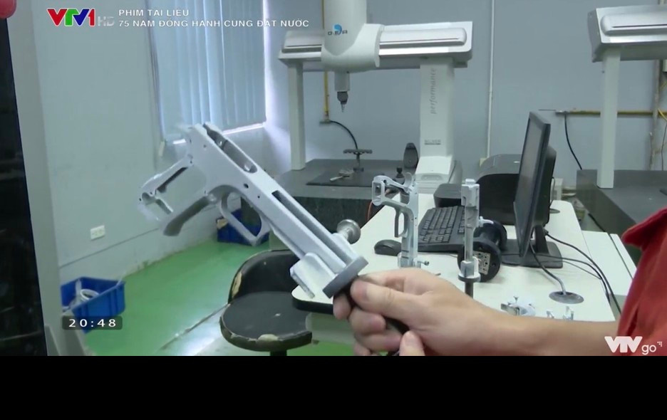 Mới đây, những hình ảnh công bố cũng cho thấy nhà máy Z-111 đang chế tạo loại súng ngắn Jericho 941 do hãng súng nổi tiếng IWI Israel thiết kế trong giai đoạn 1990. Súng sử dụng cỡ đạn 9x19mm Parabellum chuẩn NATO và vô cùng được ưu chuộng trên các dòng súng ngắn/tiểu liên trên thế giới. Cỡ đạn này cũng đã được Việt Nam sản xuất thành công để đảm bảo trang bị. Mẫu súng ngắn mới hứa hẹn sẽ được trang bị thay thế các loại súng do Liên Xô/Trung Quốc và Việt Nam chế tạo trước đó đã dần lạc hậu. Ảnh: Thân súng Jericho 941 do nhà máy Z-111 chế tạo - Nguồn: Phim tài liệu "75 đồng hành cùng đất nước" VTV1.