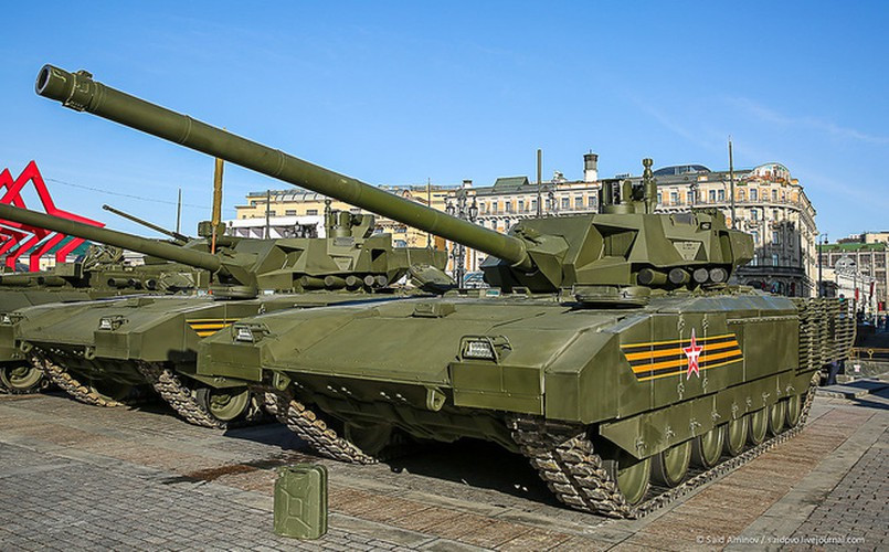 Theo kế hoạch ban đầu, quân đội Nga sẽ đưa vào biên chế loạt xe tăng T-14 đầu tiên vào cuối năm 2020; nhưng theo truyền thông Nga cho biết, động cơ của T-14 có lỗi thiết kế và thời điểm bàn giao chưa thể tiến hành trong năm nay.