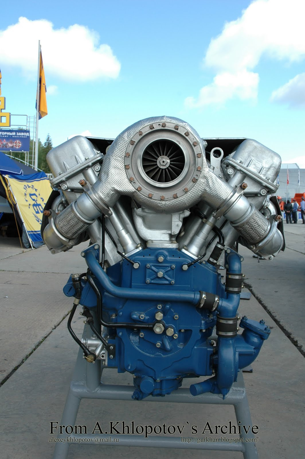 Với tất cả các loại động cơ diesel chế tạo cho xe tăng trên thế giới hiện nay, động cơ thường bố trí xi-lanh kiểu chữ V hoặc thẳng hàng; nhưng bố trí kiểu chữ X thì chưa từng có; có thể nói đây là một động cơ mang tính cách mạng. Ảnh: Động cơ 9V22 bố trí xi-lanh hình chữ V, lắp trên xe tăng T-90 của Nga.