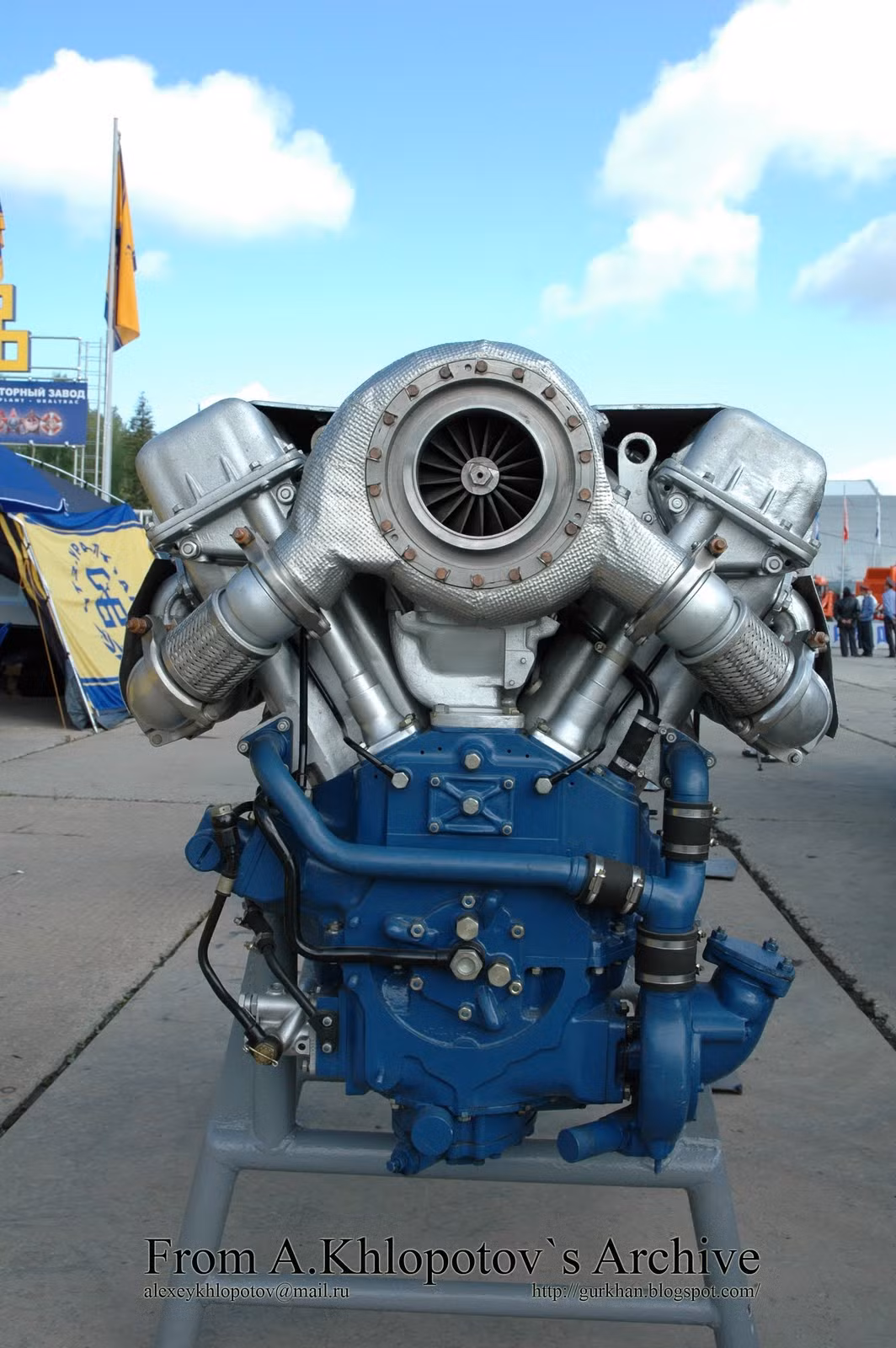 Với tất cả các loại động cơ diesel chế tạo cho xe tăng trên thế giới hiện nay, động cơ thường bố trí xi-lanh kiểu chữ V hoặc thẳng hàng; nhưng bố trí kiểu chữ X thì chưa từng có; có thể nói đây là một động cơ mang tính cách mạng. Ảnh: Động cơ 9V22 bố trí xi-lanh hình chữ V, lắp trên xe tăng T-90 của Nga.