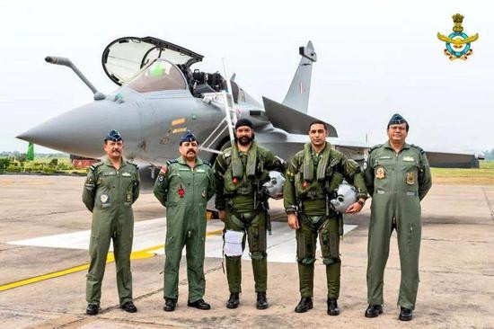 Theo bố trí của Không quân Ấn Độ, lô 5 chiếc Rafales đầu tiên sẽ được sử dụng để tổ chức lại phi đội "Mũi tên vàng" thứ 17 của Không quân Ấn Độ. Đơn vị này đã sử dụng MiG-21 trong 41 năm (kể từ năm 1975), và sau đó giải thể vào năm 2016, do số chiến đấu cơ MiG-21 đã hết niên hạn sử dụng; điều này cũng phản ánh tình hình hỗn loạn của kế hoạch nâng cấp thiết bị của Không quân Ấn Độ. Ảnh: Phi công Ấn Độ chụp ảnh bên chiếc Rafale vừa hạ cánh - Nguồn: Times of India