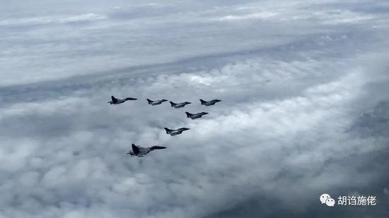 Chưa biết số chiến đấu cơ Rafale sẽ tăng cường khả năng và sức mạnh chiến đấu như thế nào đối với không quân Ấn Độ; nhưng trước mắt, việc tiếp nhận 5 chiếc máy bay chiến đấu từ Pháp đã như một liều thuốc tinh thần đối với quân và dân Ấn Độ. Ảnh: 5 chiếc Rafale trên đường bay từ Pháp về Ấn Độ - Nguồn: Times of India