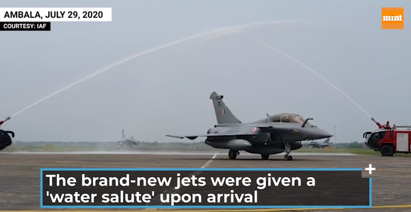 Việc Ấn Độ nhận số máy bay Rafale đầu tiên, trong bối cảnh căng thẳng biên giới giữa Ấn Độ và Trung Quốc chưa có dấu hiệu chấm dứt; mặc dù hai bên tuyên bố kiềm chế và rút quân ra xa khỏi khu vực căng thẳng; nhưng tình hình chưa có dấu hiệu hạ nhiệt. Ảnh: Màn phun nước chào đón của số Rafale tại căn cứ không quân Ambala ở Ấn Độ - Nguồn: Times of India
